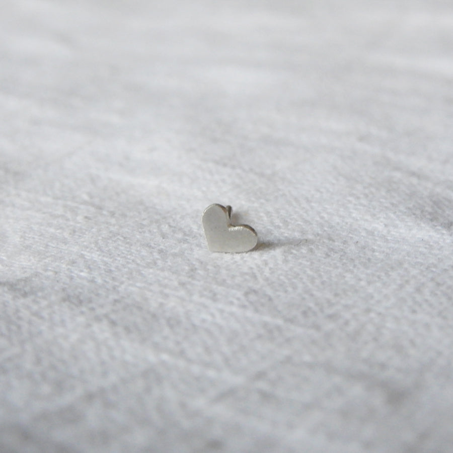 Earstud | The petite soldid heart